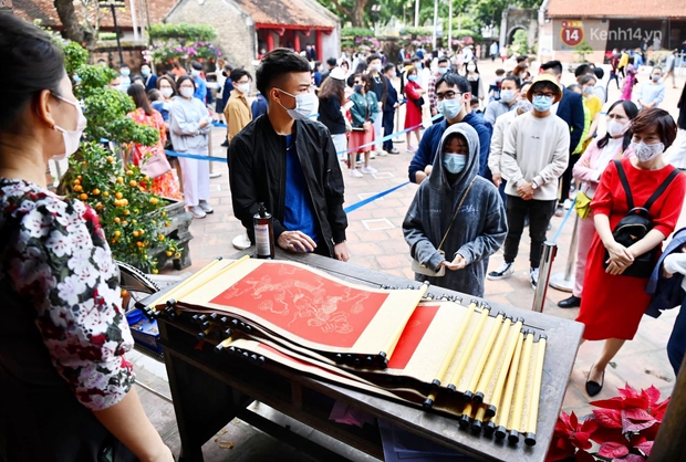 Người dân đeo khẩu trang ùn ùn vào Văn Miếu xin chữ và cầu may đầu năm - Ảnh 7.