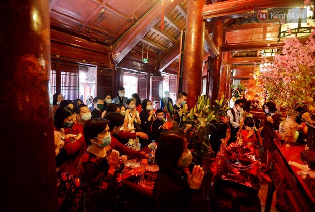 Người dân đeo khẩu trang ùn ùn vào Văn Miếu xin chữ và cầu may đầu năm - Ảnh 12.