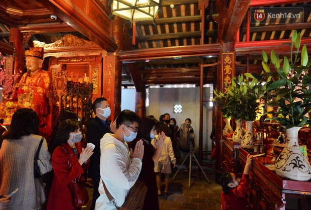 Người dân đeo khẩu trang ùn ùn vào Văn Miếu xin chữ và cầu may đầu năm - Ảnh 11.