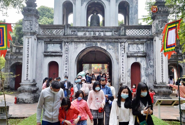 Người dân đeo khẩu trang ùn ùn vào Văn Miếu xin chữ và cầu may đầu năm - Ảnh 2.