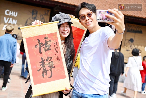 Người dân đeo khẩu trang ùn ùn vào Văn Miếu xin chữ và cầu may đầu năm - Ảnh 13.