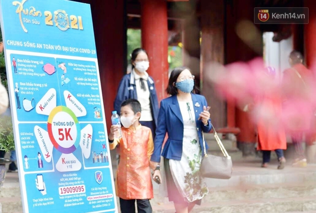 Người dân đeo khẩu trang ùn ùn vào Văn Miếu xin chữ và cầu may đầu năm - Ảnh 9.