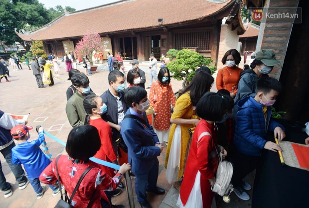 Người dân đeo khẩu trang ùn ùn vào Văn Miếu xin chữ và cầu may đầu năm - Ảnh 4.