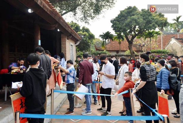 Người dân đeo khẩu trang ùn ùn vào Văn Miếu xin chữ và cầu may đầu năm - Ảnh 8.