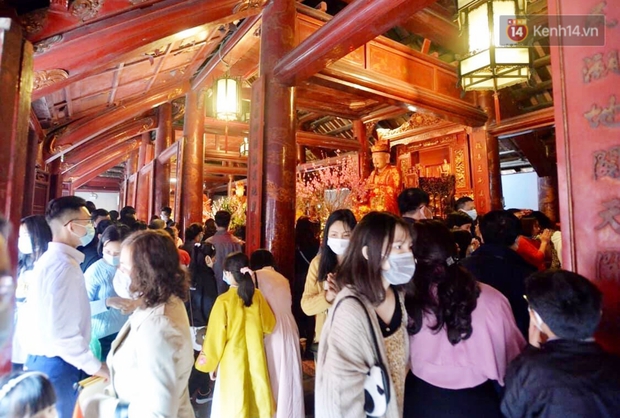 Người dân đeo khẩu trang ùn ùn vào Văn Miếu xin chữ và cầu may đầu năm - Ảnh 10.