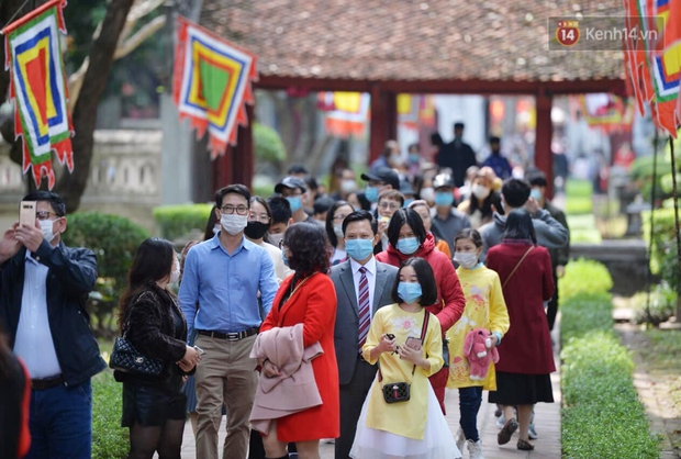 Người dân đeo khẩu trang ùn ùn vào Văn Miếu xin chữ và cầu may đầu năm - Ảnh 1.