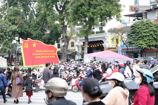 Chùm ảnh: Người dân đeo khẩu trang phòng dịch, xúng xính váy áo xuống phố dạo chơi chiều mùng 2 Tết - Ảnh 6. Chùm ảnh: Người dân đeo khẩu trang phòng dịch, xúng xính váy áo xuống phố dạo chơi chiều mùng 2 Tết - Ảnh 6.
