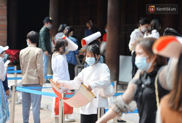 Người dân đeo khẩu trang ùn ùn vào Văn Miếu xin chữ và cầu may đầu năm - Ảnh 14.