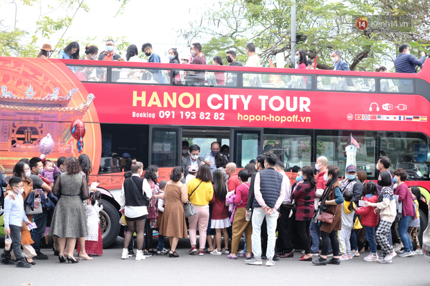 Chùm ảnh: Người dân đeo khẩu trang phòng dịch, xúng xính váy áo xuống phố dạo chơi chiều mùng 2 Tết - Ảnh 7. Chùm ảnh: Người dân đeo khẩu trang phòng dịch, xúng xính váy áo xuống phố dạo chơi chiều mùng 2 Tết - Ảnh 7.