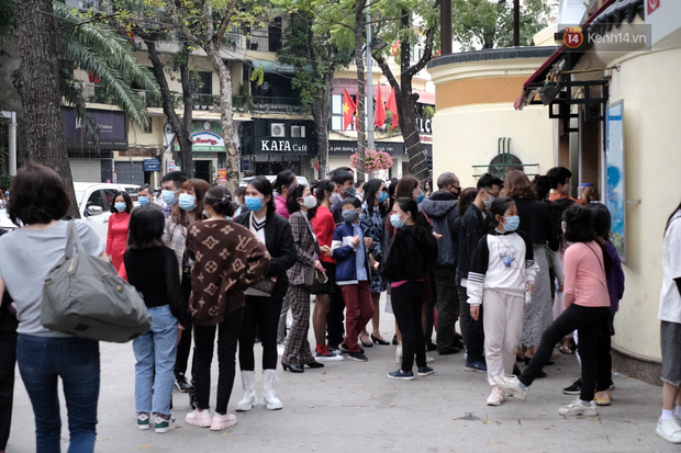 Chùm ảnh: Người dân đeo khẩu trang phòng dịch, xúng xính váy áo xuống phố dạo chơi chiều mùng 2 Tết - Ảnh 12. Chùm ảnh: Người dân đeo khẩu trang phòng dịch, xúng xính váy áo xuống phố dạo chơi chiều mùng 2 Tết - Ảnh 12.