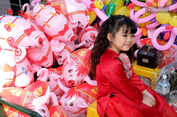 Chùm ảnh: Người dân đeo khẩu trang phòng dịch, xúng xính váy áo xuống phố dạo chơi chiều mùng 2 Tết - Ảnh 3. Chùm ảnh: Người dân đeo khẩu trang phòng dịch, xúng xính váy áo xuống phố dạo chơi chiều mùng 2 Tết - Ảnh 3.