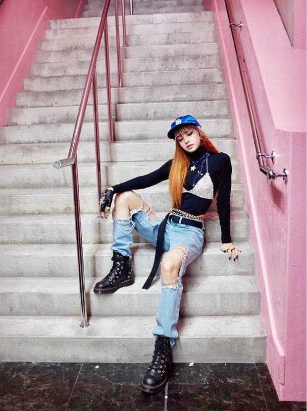 Không chỉ là bà chúa của những chiếc quần què, Lisa còn nghiện quần nỉ, BST sắp đủ bảy sắc cầu vồng đến nơi rồi - Ảnh 1.