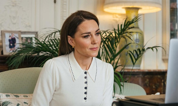 Công nương Kate được khen ngợi tinh tế trong lần lộ diện mới nhất trong khi em bé mới của Hoàng gia Anh xuất hiện theo cách đặc biệt - Ảnh 1.