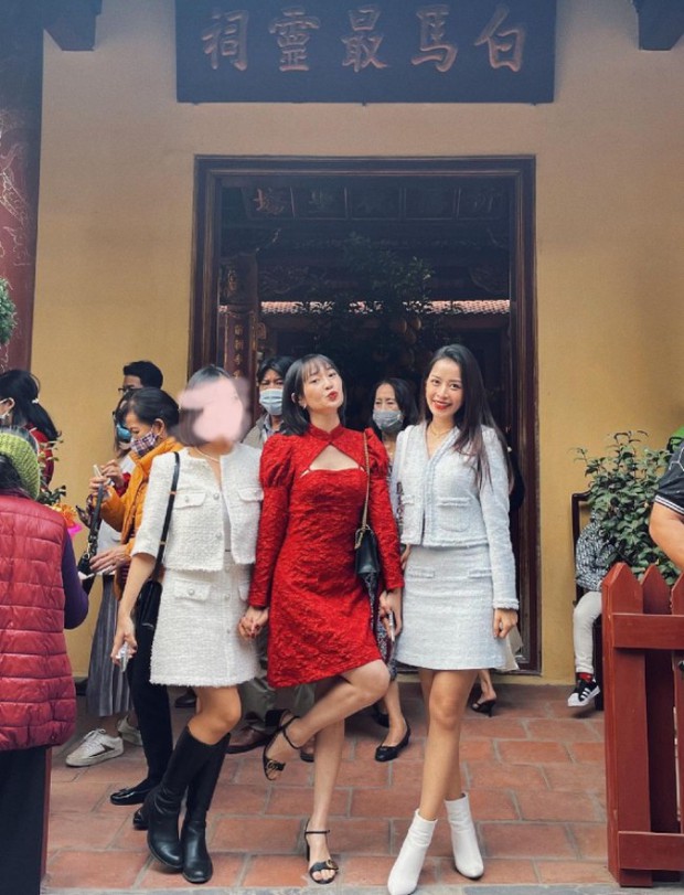 Sao Việt mặc gì đi lễ chùa đầu năm: Lệ Quyên, Angela Phương Trinh nền nã với áo dài, Sun Ht và Chi Pu lại gây tranh cãi - Ảnh 8.