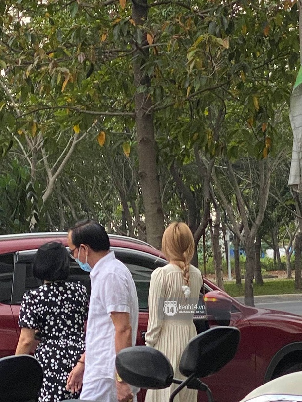 Thiều Bảo Trâm xuống phố du Xuân cùng cả gia đình, nhan sắc và thái độ đáng chú ý sau ồn ào trà xanh - Ảnh 3.