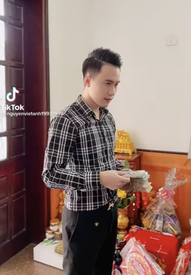 Netizen ào ào xin vía thanh niên từng học dốt nhất nhà lì xì cho người thân cả xấp tiền đô, nhìn thôi đã thấy chóng mặt! - Ảnh 2. Netizen ào ào xin vía thanh niên từng học dốt nhất nhà lì xì cho người thân cả xấp tiền đô, nhìn thôi đã thấy chóng mặt! - Ảnh 2.