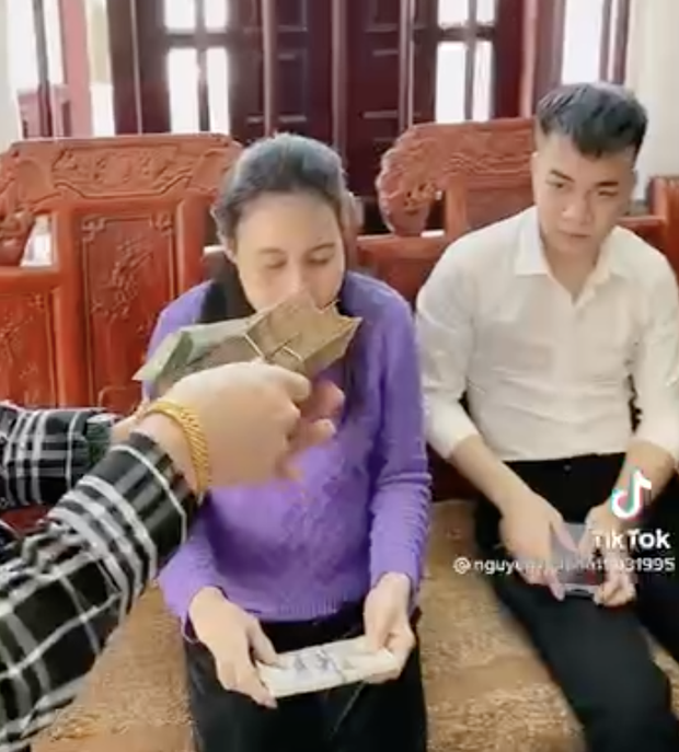 Netizen ào ào xin vía thanh niên từng học dốt nhất nhà lì xì cho người thân cả xấp tiền đô, nhìn thôi đã thấy chóng mặt! - Ảnh 4. Netizen ào ào xin vía thanh niên từng học dốt nhất nhà lì xì cho người thân cả xấp tiền đô, nhìn thôi đã thấy chóng mặt! - Ảnh 4.