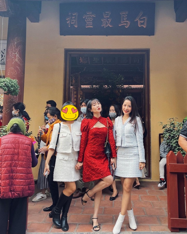 Sun Ht mặc váy khoét ngực, pose dáng xì tin xì khói khi đi chùa khiến dân mạng nhíu mày - Ảnh 1. Sun Ht mặc váy khoét ngực, pose dáng xì tin xì khói khi đi chùa khiến dân mạng nhíu mày - Ảnh 1.