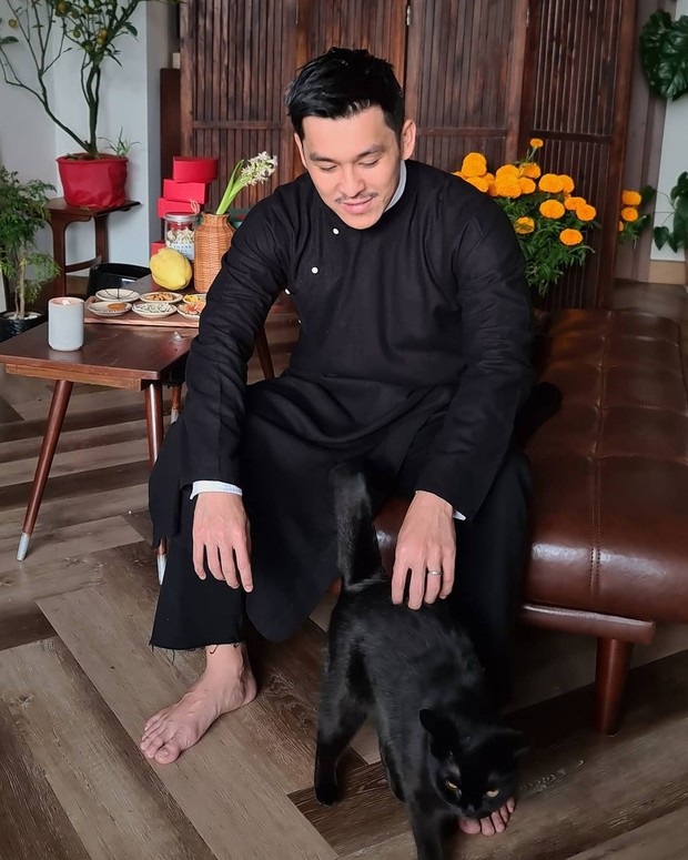 Tết Tân Sửu, cánh mày râu rộn ràng diện áo dài du xuân, vừa lưu giữ nét truyền thống mà trông vẫn chất lừ - Ảnh 1.