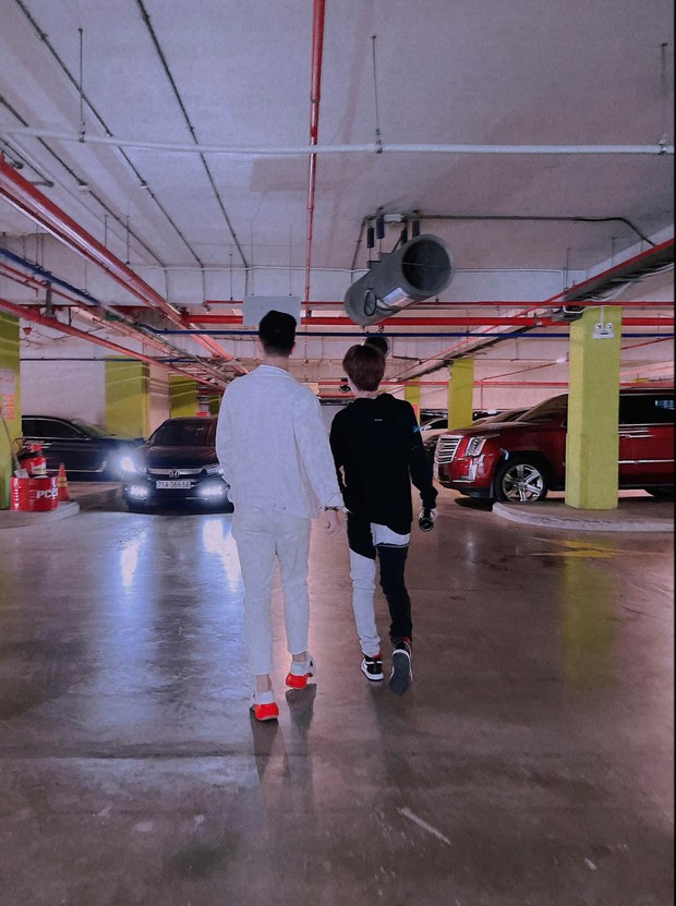 Jack đăng ảnh bên trai lạ ngày Valentine, netizen suýt rụng tim trước khoảnh khắc như đang nắm tay - Ảnh 4.