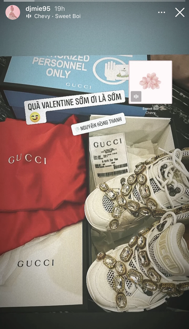 Hội FA đừng online vì loạt hot couple đang mở hội khoe quà Valentine: Người nửa trăm triệu, người cả rổ đồ hiệu! - Ảnh 11.