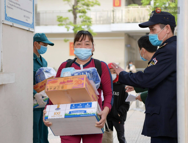 Cận cảnh gỡ rào và bỏ cách ly cho học sinh, phụ huynh cùng giáo viên Trường Tiểu học Xuân Phương - Ảnh 6.