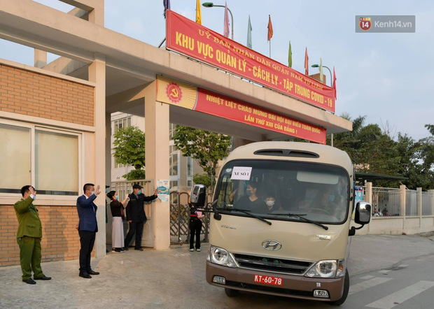 Cận cảnh gỡ rào và bỏ cách ly cho học sinh, phụ huynh cùng giáo viên Trường Tiểu học Xuân Phương - Ảnh 8. Cận cảnh gỡ rào và bỏ cách ly cho học sinh, phụ huynh cùng giáo viên Trường Tiểu học Xuân Phương - Ảnh 8.