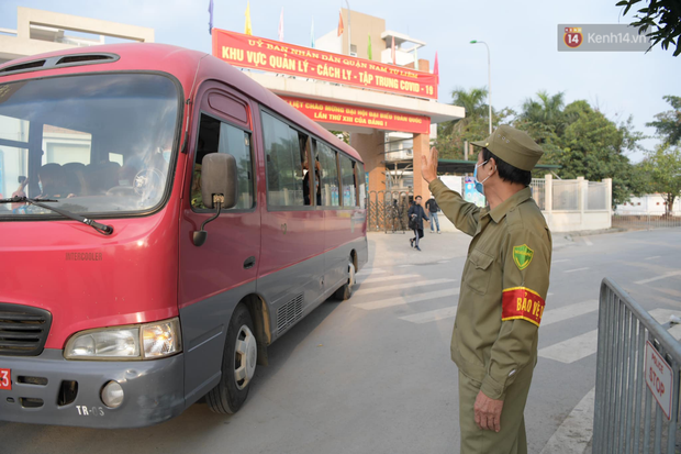 Cận cảnh gỡ rào và bỏ cách ly cho học sinh, phụ huynh cùng giáo viên Trường Tiểu học Xuân Phương - Ảnh 9. Cận cảnh gỡ rào và bỏ cách ly cho học sinh, phụ huynh cùng giáo viên Trường Tiểu học Xuân Phương - Ảnh 9.