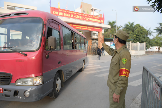 Cận cảnh gỡ rào và bỏ cách ly cho học sinh, phụ huynh cùng giáo viên Trường Tiểu học Xuân Phương - Ảnh 9.