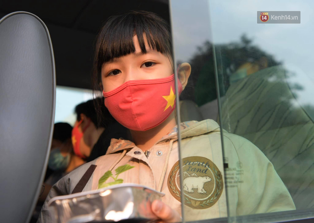 Cận cảnh gỡ rào và bỏ cách ly cho học sinh, phụ huynh cùng giáo viên Trường Tiểu học Xuân Phương - Ảnh 14. Cận cảnh gỡ rào và bỏ cách ly cho học sinh, phụ huynh cùng giáo viên Trường Tiểu học Xuân Phương - Ảnh 14.
