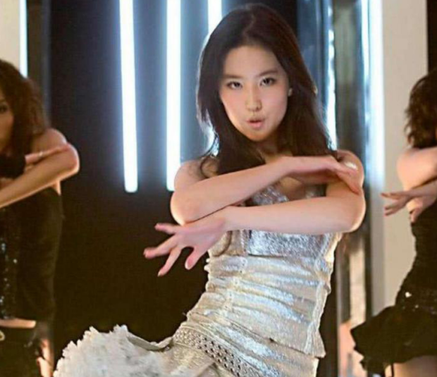 Thuở còn làm ca sĩ cách đây 15 năm, visual của Lưu Diệc Phi đỉnh nhường nào? Body còn mlem chiếm spotlight! - Ảnh 4.