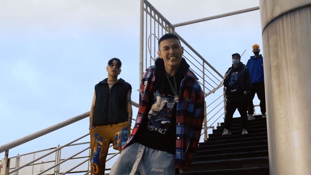 Reaction MV có lyrics nhạy cảm, ViruSs lo lắng Tage bị hãm hại vì xuất hiện hình ảnh trẻ em - Ảnh 1. Reaction MV có lyrics nhạy cảm, ViruSs lo lắng Tage bị hãm hại vì xuất hiện hình ảnh trẻ em - Ảnh 1.
