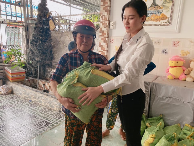 Vợ tổ chức lễ cúng 49 ngày cho cố NS Vân Quang Long, xót xa hình ảnh con thơ mặc áo tang ngơ ngác bên mẹ - Ảnh 5. Vợ tổ chức lễ cúng 49 ngày cho cố NS Vân Quang Long, xót xa hình ảnh con thơ mặc áo tang ngơ ngác bên mẹ - Ảnh 5.