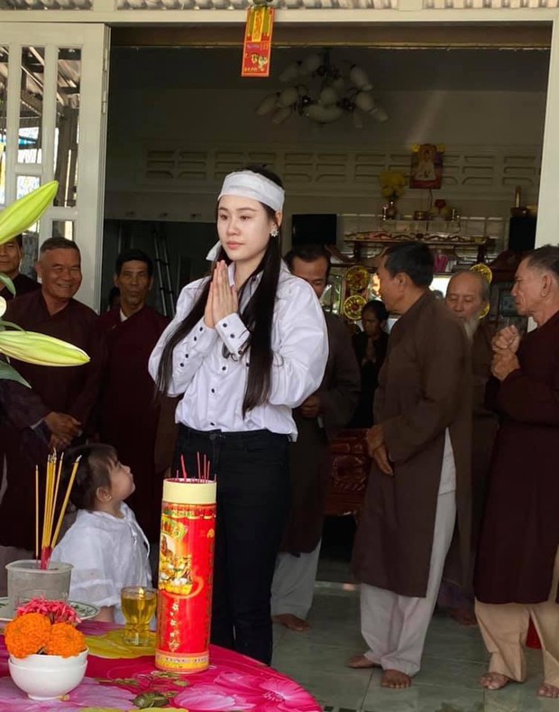 Vợ tổ chức lễ cúng 49 ngày cho cố NS Vân Quang Long, xót xa hình ảnh con thơ mặc áo tang ngơ ngác bên mẹ - Ảnh 3. Vợ tổ chức lễ cúng 49 ngày cho cố NS Vân Quang Long, xót xa hình ảnh con thơ mặc áo tang ngơ ngác bên mẹ - Ảnh 3.