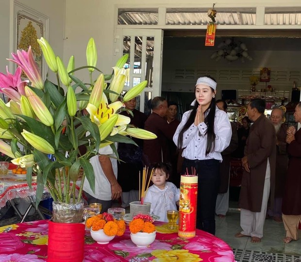 Vợ tổ chức lễ cúng 49 ngày cho cố NS Vân Quang Long, xót xa hình ảnh con thơ mặc áo tang ngơ ngác bên mẹ - Ảnh 2. Vợ tổ chức lễ cúng 49 ngày cho cố NS Vân Quang Long, xót xa hình ảnh con thơ mặc áo tang ngơ ngác bên mẹ - Ảnh 2.