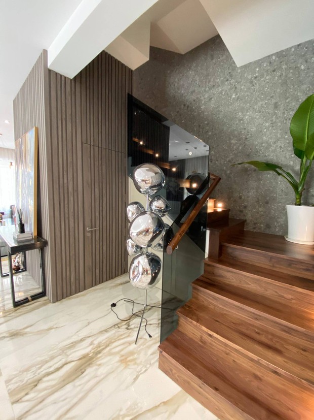 Villa 2 mặt tiền decor có khác: Ngoài hiên phủ cây xanh, bên trong càng hút mắt với phòng khách và bếp hiện đại - Ảnh 5.