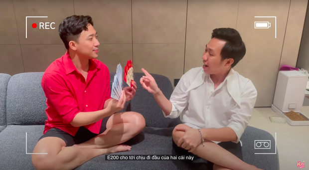Trấn Thành chơi trội lì xì hội bạn thân theo style “xoè quạt” và cái kết bật ngửa, bất ngờ nhất với bao lì xì Tuấn Trần bốc trúng - Ảnh 1. Trấn Thành chơi trội lì xì hội bạn thân theo style “xoè quạt” và cái kết bật ngửa, bất ngờ nhất với bao lì xì Tuấn Trần bốc trúng - Ảnh 1.