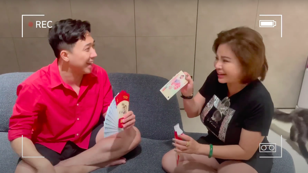Trấn Thành chơi trội lì xì hội bạn thân theo style “xoè quạt” và cái kết bật ngửa, bất ngờ nhất với bao lì xì Tuấn Trần bốc trúng - Ảnh 4. Trấn Thành chơi trội lì xì hội bạn thân theo style “xoè quạt” và cái kết bật ngửa, bất ngờ nhất với bao lì xì Tuấn Trần bốc trúng - Ảnh 4.