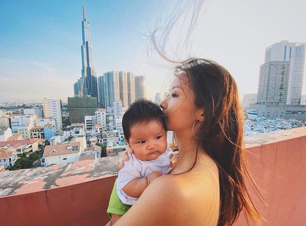 Suboi cho con ăn kiểu này chắc showbiz Việt lại chuẩn bị đón thêm 1 nữ rapper nhí vừa hát hay vừa giỏi tiếng Anh chăng? - Ảnh 2. Suboi cho con ăn kiểu này chắc showbiz Việt lại chuẩn bị đón thêm 1 nữ rapper nhí vừa hát hay vừa giỏi tiếng Anh chăng? - Ảnh 2.