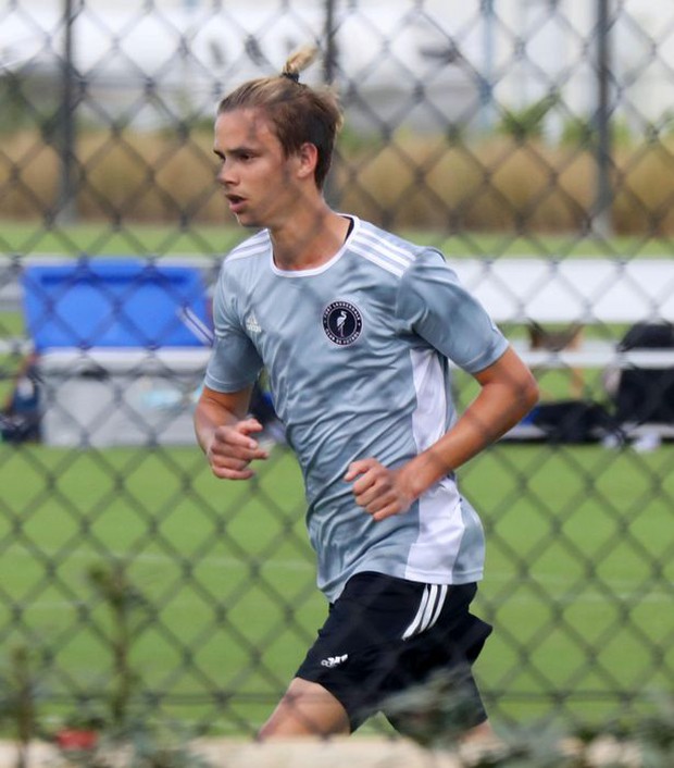 Cậu ấm thứ 2 nhà David Beckham gây sốt với loạt ảnh trên sân cỏ: Dậy thì đầy thành công, thành luôn bản sao của David hồi trẻ? - Ảnh 2.