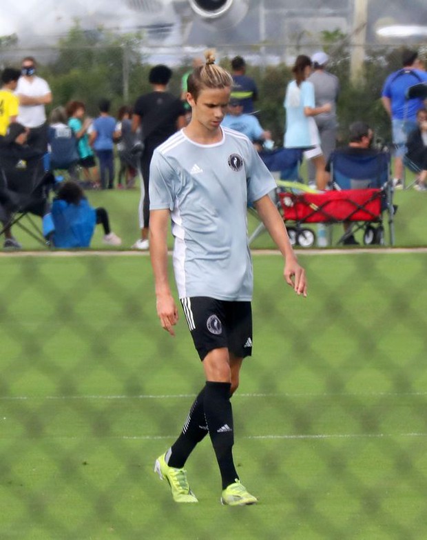 Cậu ấm thứ 2 nhà David Beckham gây sốt với loạt ảnh trên sân cỏ: Dậy thì đầy thành công, thành luôn bản sao của David hồi trẻ? - Ảnh 3.
