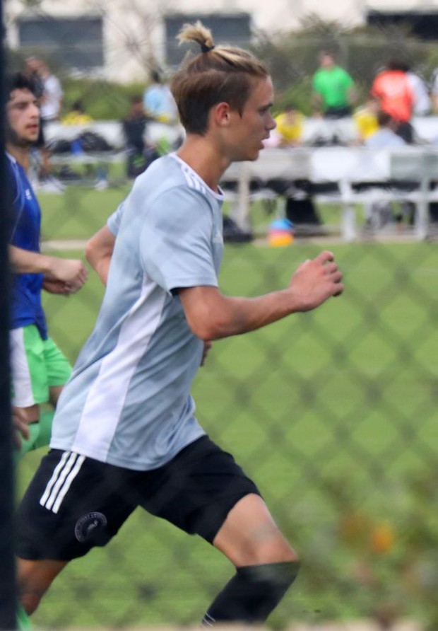 Cậu ấm thứ 2 nhà David Beckham gây sốt với loạt ảnh trên sân cỏ: Dậy thì đầy thành công, thành luôn bản sao của David hồi trẻ? - Ảnh 4.