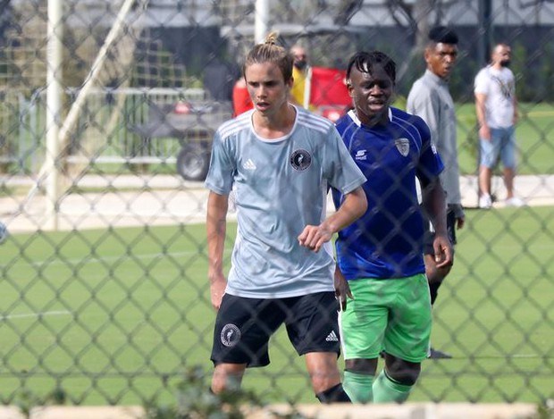 Cậu ấm thứ 2 nhà David Beckham gây sốt với loạt ảnh trên sân cỏ: Dậy thì đầy thành công, thành luôn bản sao của David hồi trẻ? - Ảnh 6.