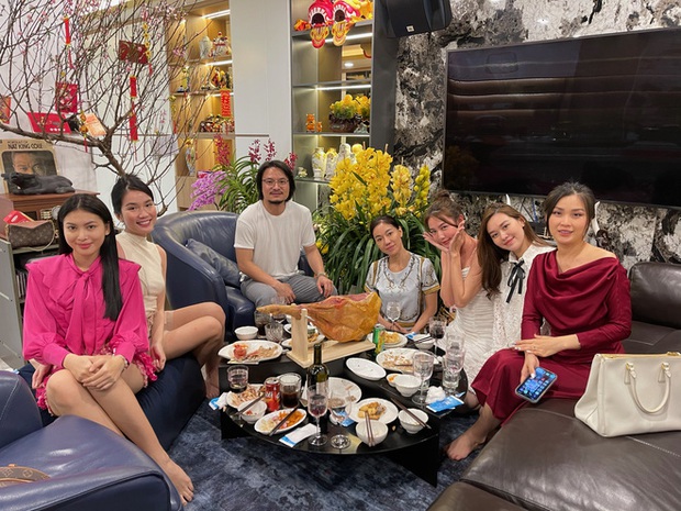 Dàn Á hậu đến penthouse của vợ chồng đạo diễn - “bà trùm” Hoa hậu chúc Tết, ai ngờ tạo ra màn đọ nhan sắc đầy gay cấn - Ảnh 2. Dàn Á hậu đến penthouse của vợ chồng đạo diễn - “bà trùm” Hoa hậu chúc Tết, ai ngờ tạo ra màn đọ nhan sắc đầy gay cấn - Ảnh 2.