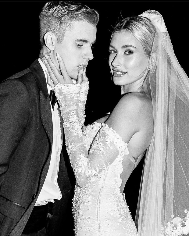 2 cặp vợ chồng 9x hot nhất Hollywood gây bão Valentine: Nhà Justin - Hailey spam MXH, nhưng Gigi Hadid hot hơn nhờ body mẹ bỉm? - Ảnh 5. 2 cặp vợ chồng 9x hot nhất Hollywood gây bão Valentine: Nhà Justin - Hailey spam MXH, nhưng Gigi Hadid hot hơn nhờ body mẹ bỉm? - Ảnh 5.