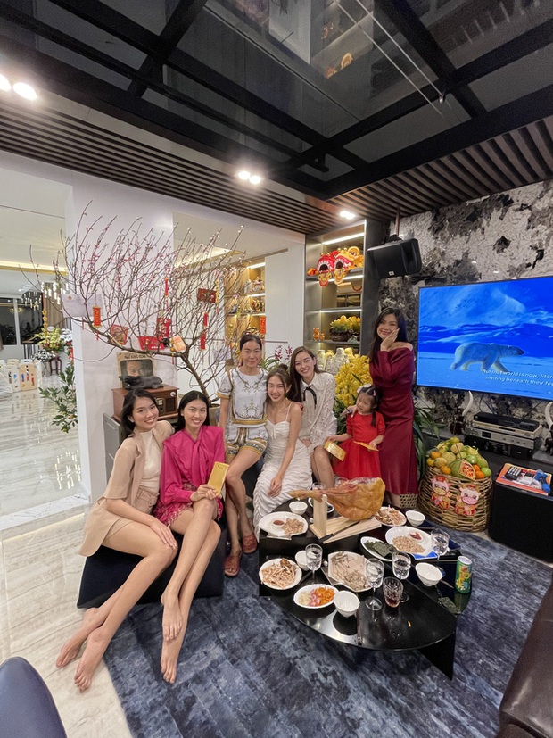 Dàn Á hậu đến penthouse của vợ chồng đạo diễn - “bà trùm” Hoa hậu chúc Tết, ai ngờ tạo ra màn đọ nhan sắc đầy gay cấn - Ảnh 4. Dàn Á hậu đến penthouse của vợ chồng đạo diễn - “bà trùm” Hoa hậu chúc Tết, ai ngờ tạo ra màn đọ nhan sắc đầy gay cấn - Ảnh 4.