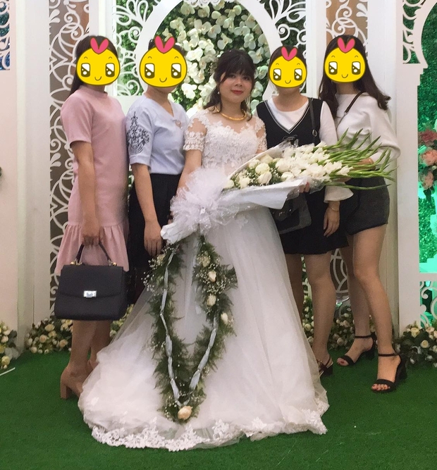 Cô gái dở khóc dở cười vì bị bố ép cầm bó hoa dơn dài 2 mét trong ngày cưới, phản đối thì... nghỉ rước dâu - Ảnh 1. Cô gái dở khóc dở cười vì bị bố ép cầm bó hoa dơn dài 2 mét trong ngày cưới, phản đối thì... nghỉ rước dâu - Ảnh 1.