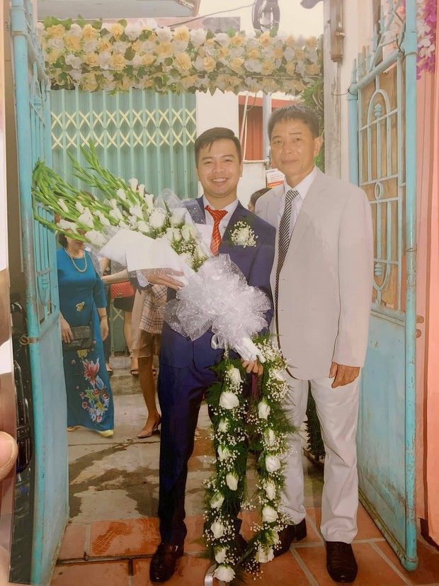 Cô gái dở khóc dở cười vì bị bố ép cầm bó hoa dơn dài 2 mét trong ngày cưới, phản đối thì... nghỉ rước dâu - Ảnh 2. Cô gái dở khóc dở cười vì bị bố ép cầm bó hoa dơn dài 2 mét trong ngày cưới, phản đối thì... nghỉ rước dâu - Ảnh 2.