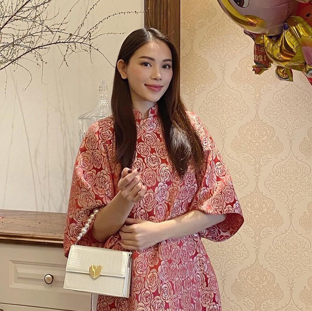 Con dâu tương lai của tỷ phú Johnathan Hạnh Nguyễn diện áo dài giống hội nhà quý tộc: Cũng ra dáng lắm! - Ảnh 1. Con dâu tương lai của tỷ phú Johnathan Hạnh Nguyễn diện áo dài giống hội nhà quý tộc: Cũng ra dáng lắm! - Ảnh 1.