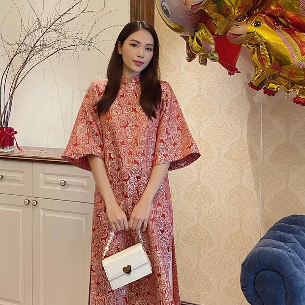Con dâu tương lai của tỷ phú Johnathan Hạnh Nguyễn diện áo dài giống hội nhà quý tộc: Cũng ra dáng lắm! - Ảnh 4. Con dâu tương lai của tỷ phú Johnathan Hạnh Nguyễn diện áo dài giống hội nhà quý tộc: Cũng ra dáng lắm! - Ảnh 4.